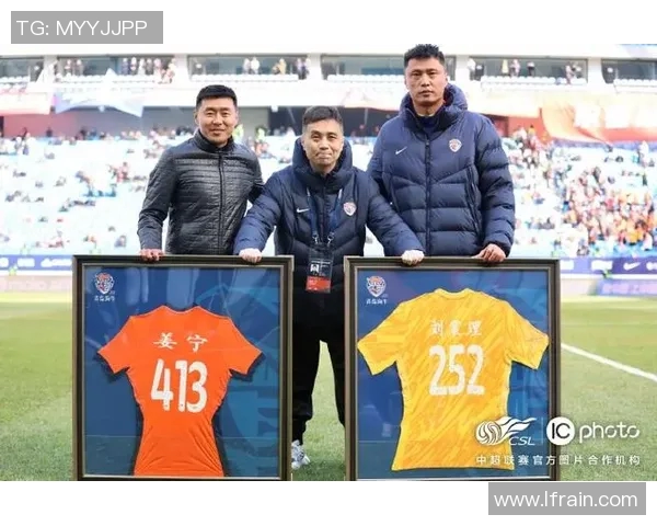 160位世界级足球球星生涯故事与荣耀时刻全景展现