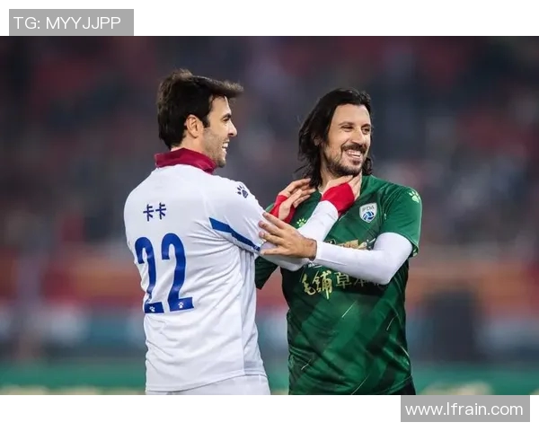 街头足球球星惊现市区 狂热球迷争相围观引爆热潮